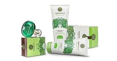 VANIGLIE VERVEINE
Симфония от цитрусови нотки на сицилиански лимони и стимулираща лимонена трева, която се преплита с жизнеността на листата от вербена и ароматен пелин. Екстракти от женшен, зелен чай и протеини от сладък бадем дават енергия и наслада!